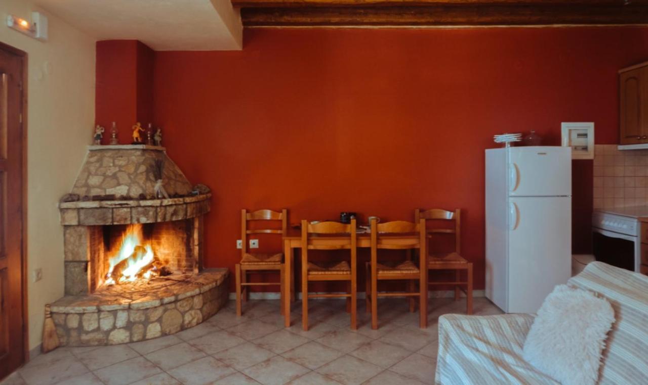 Apartamento Mezonetes Helmos Ano Lousoi Exterior foto