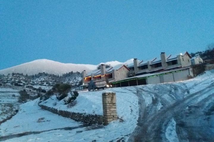 Apartamento Mezonetes Helmos Ano Lousoi Exterior foto