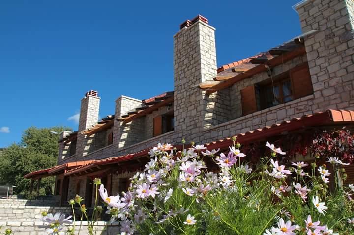 Apartamento Mezonetes Helmos Ano Lousoi Exterior foto
